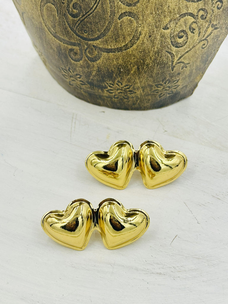 Hugging hearts earrings