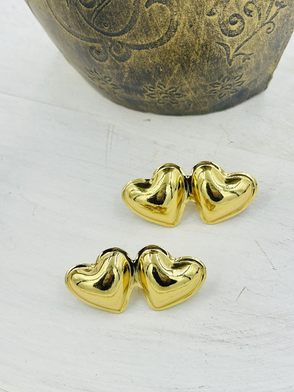 Hugging hearts earrings