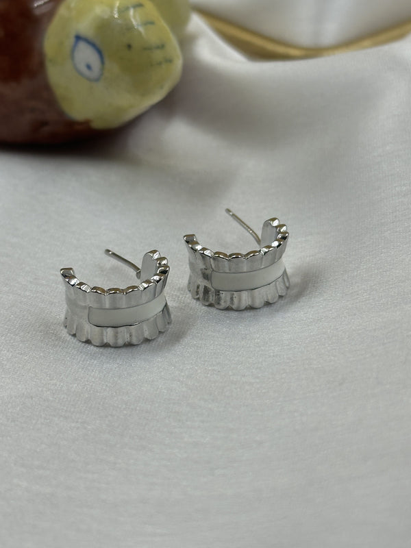 Minimal silver earcuff