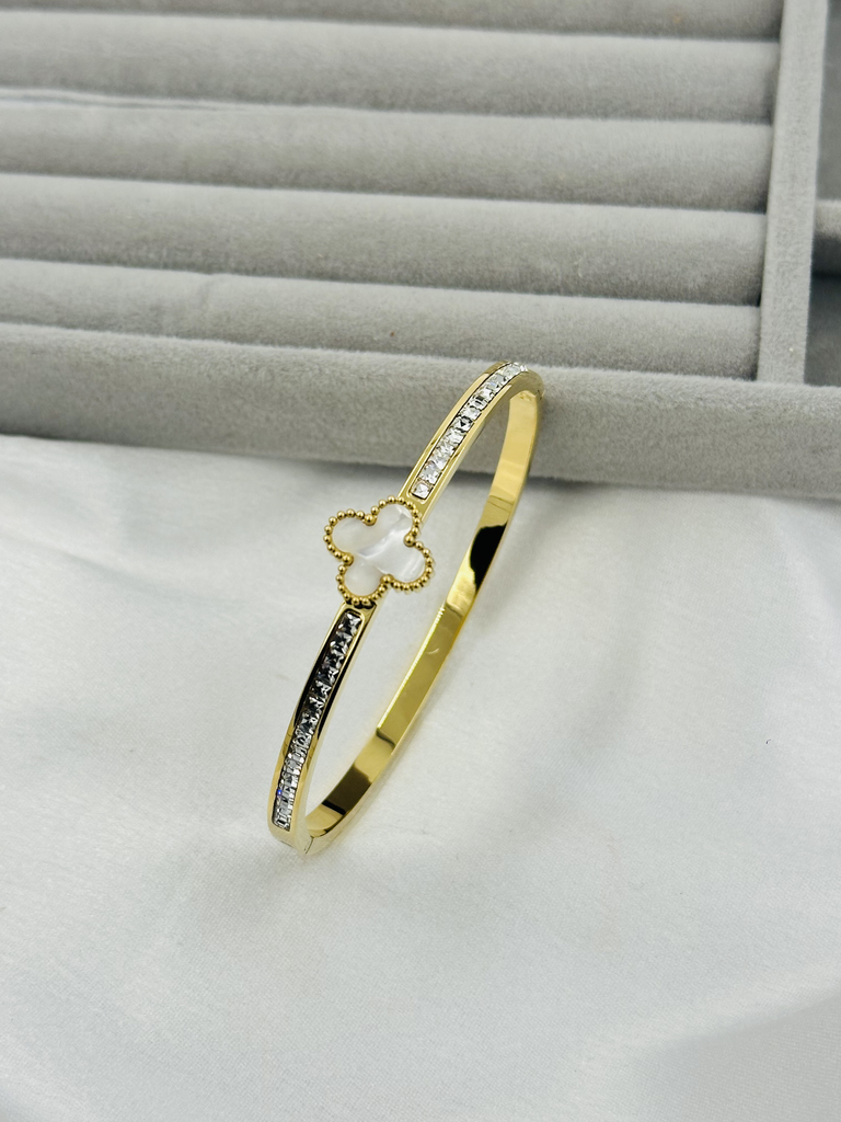 White flowral kada