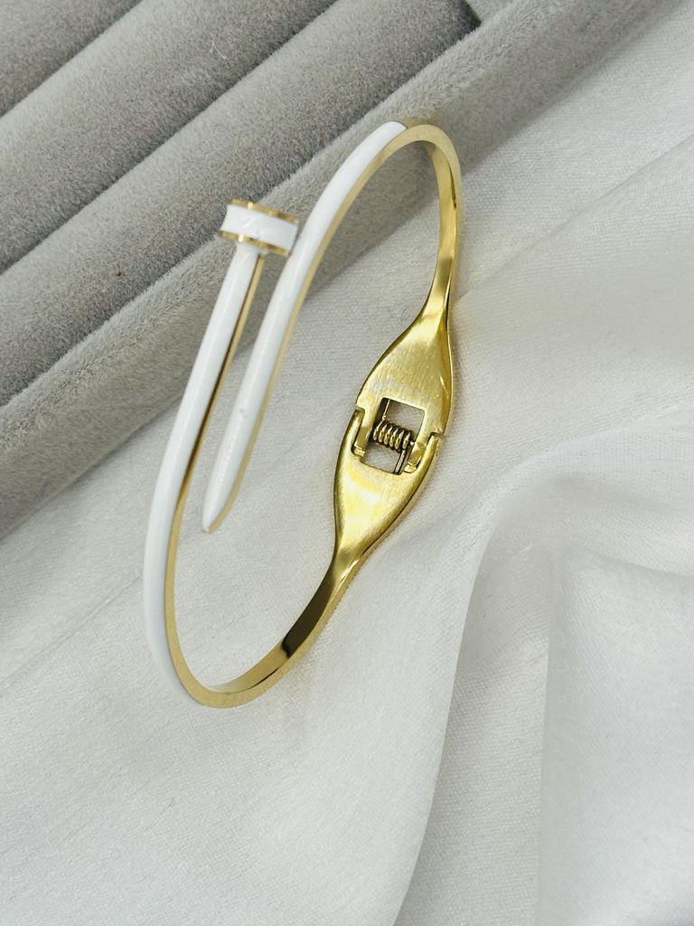 White nail kada