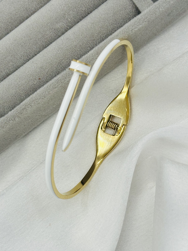 White nail kada