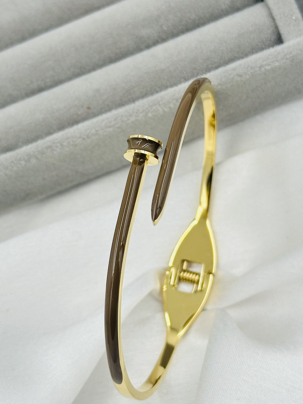Brown nail kada