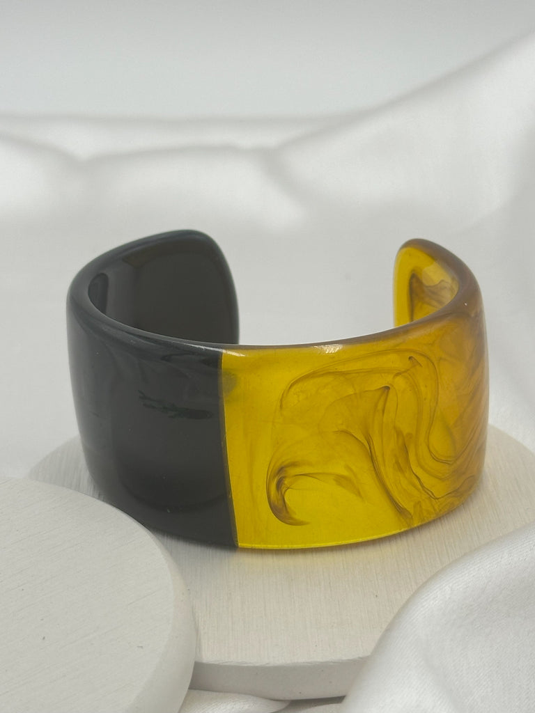 Raisin-black-and-yellow-band
