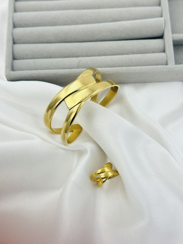 Chunky criss cross handcuff and ring combo