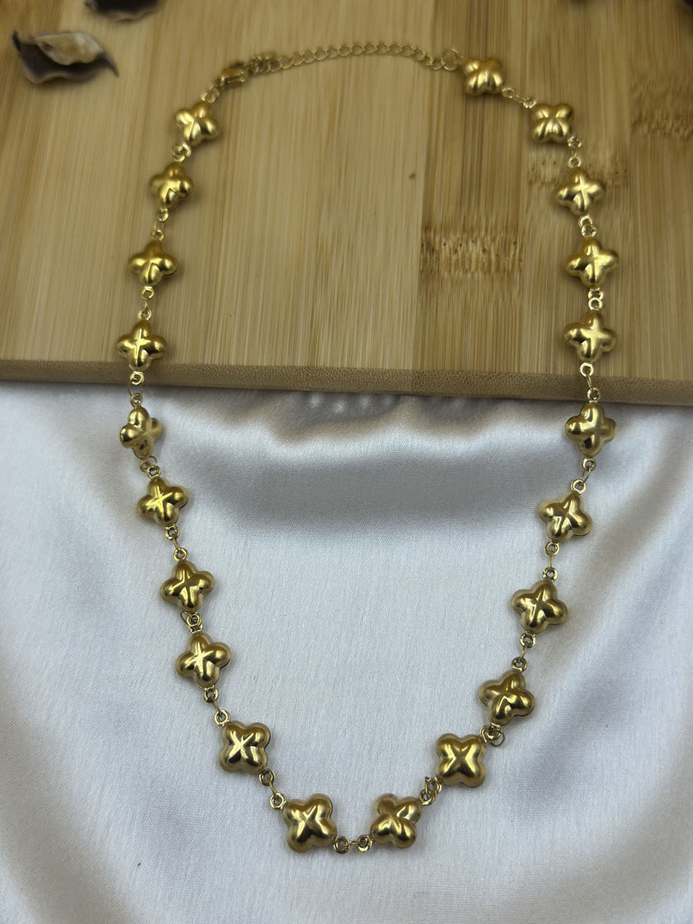 Full clover chunky gold neckline