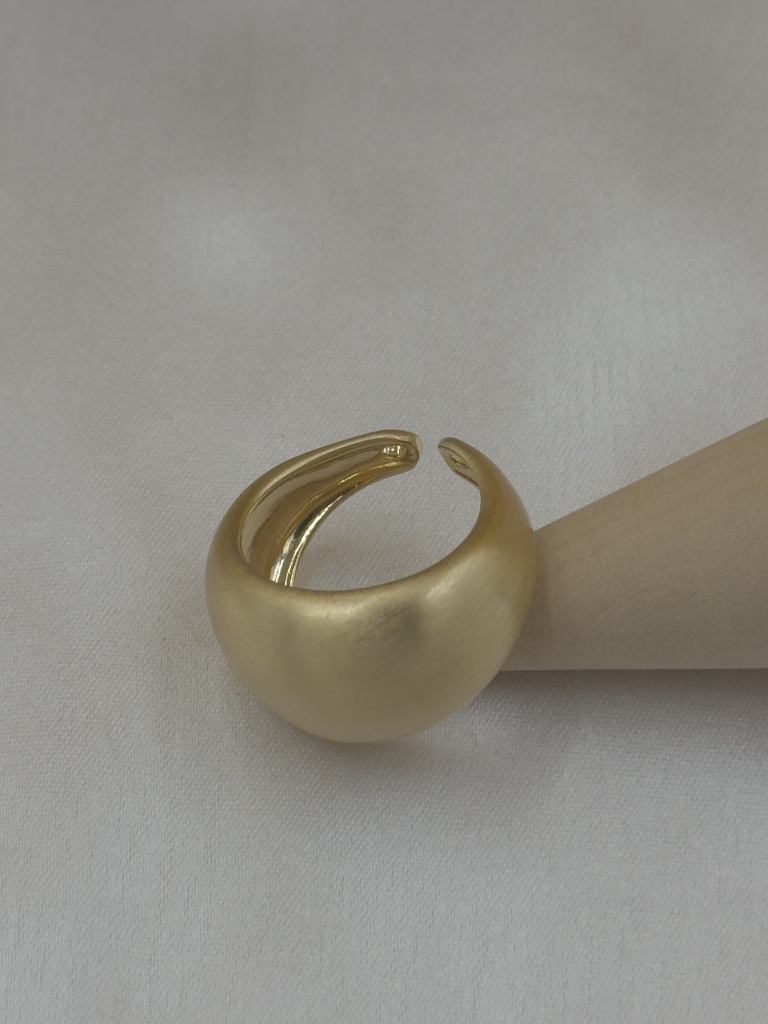 Matt gold oval ring