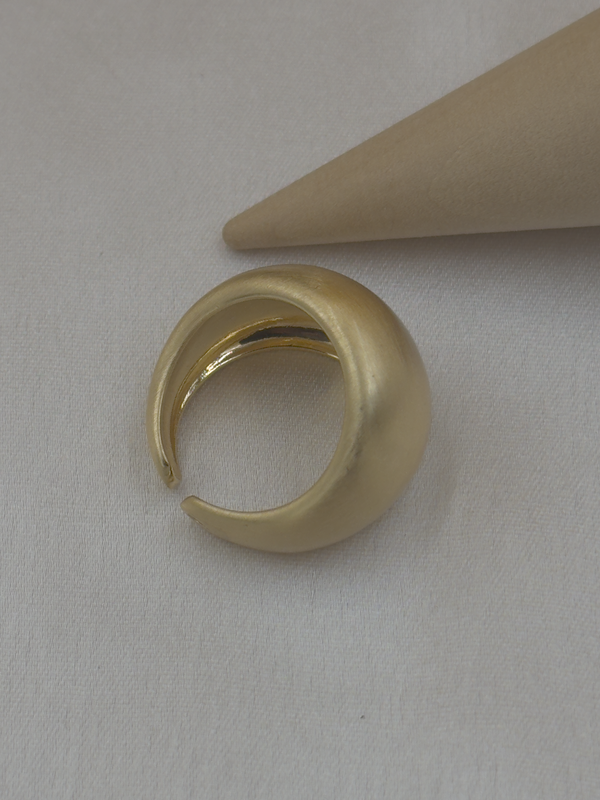 Matt gold oval ring