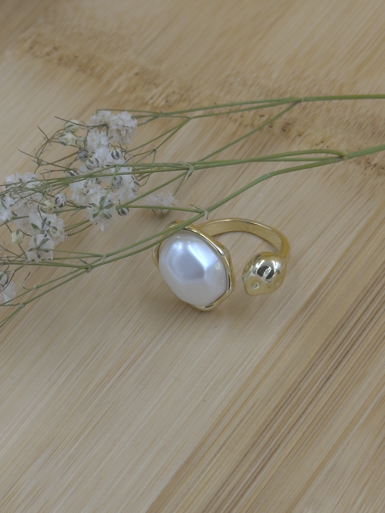 Attractive pearl and chunky gold ring