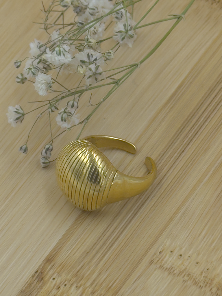 Gold pattern chunky ring