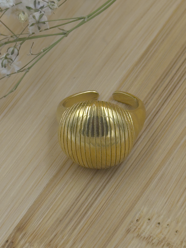 Gold pattern chunky ring