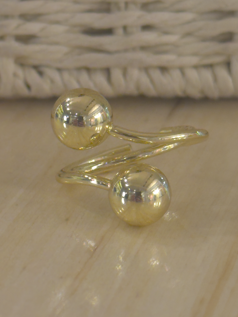 Wavy ball ring