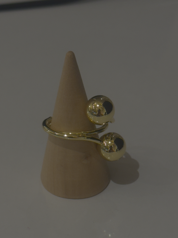 Wavy ball ring