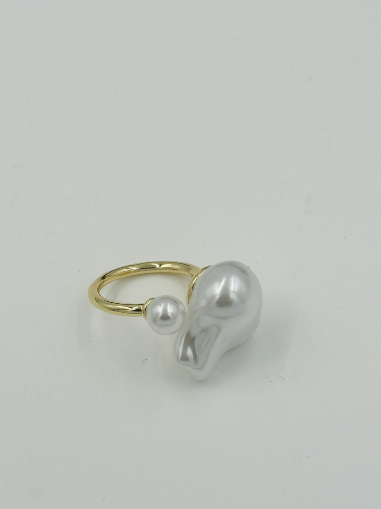 Uneven pearl ring