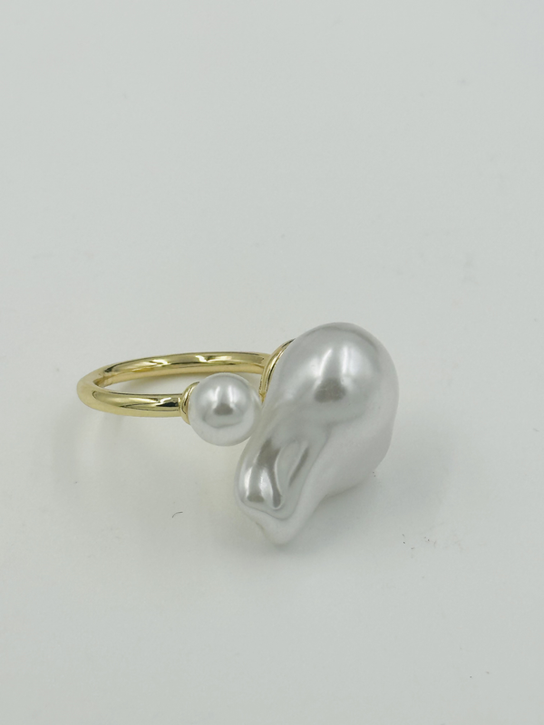 Uneven pearl ring