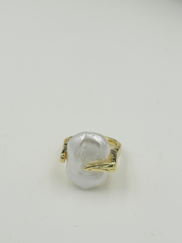 Chunky classy pearl ring